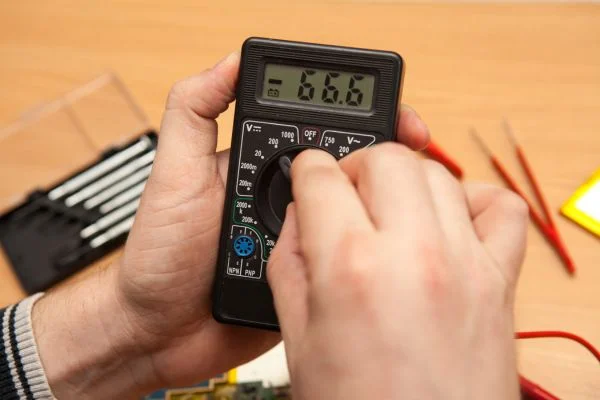 How to set the multimeter for voltage reading
