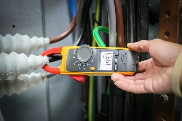 How to test amps with a clamp multimeter