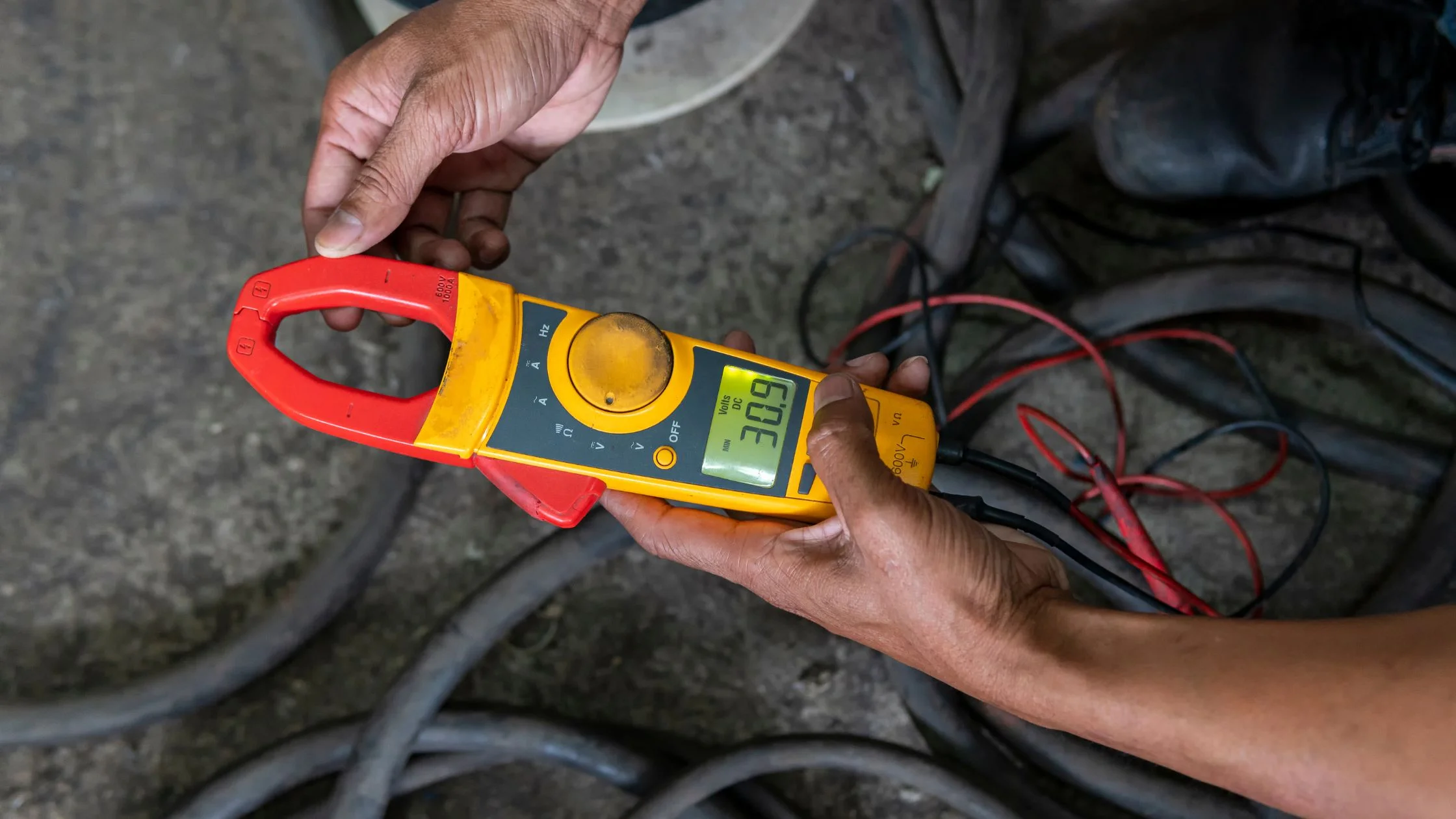 How To Use Clamp Meter To Measure Voltage How To Use Clamp Meter To Measure Voltage