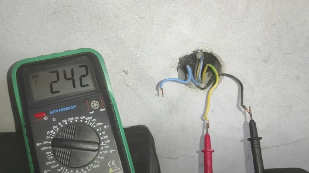 How to measure voltages live wire?