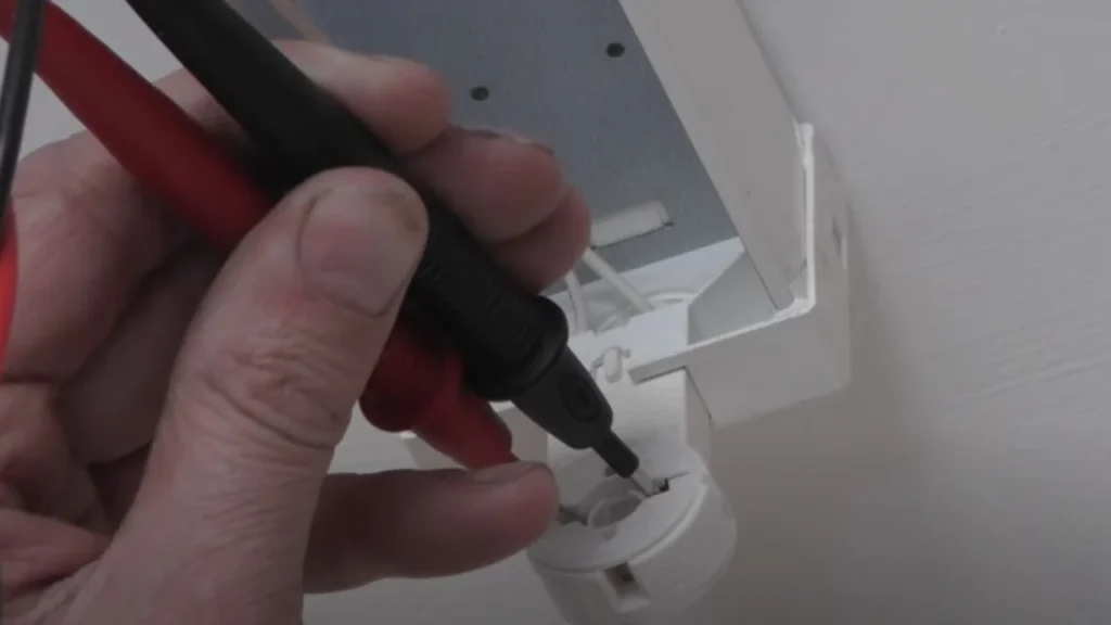 How to test fluorescent light sockets?
