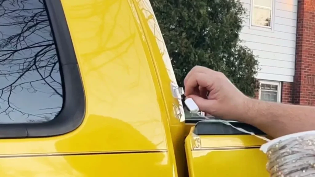 How to Put Christmas Lights on a Truck