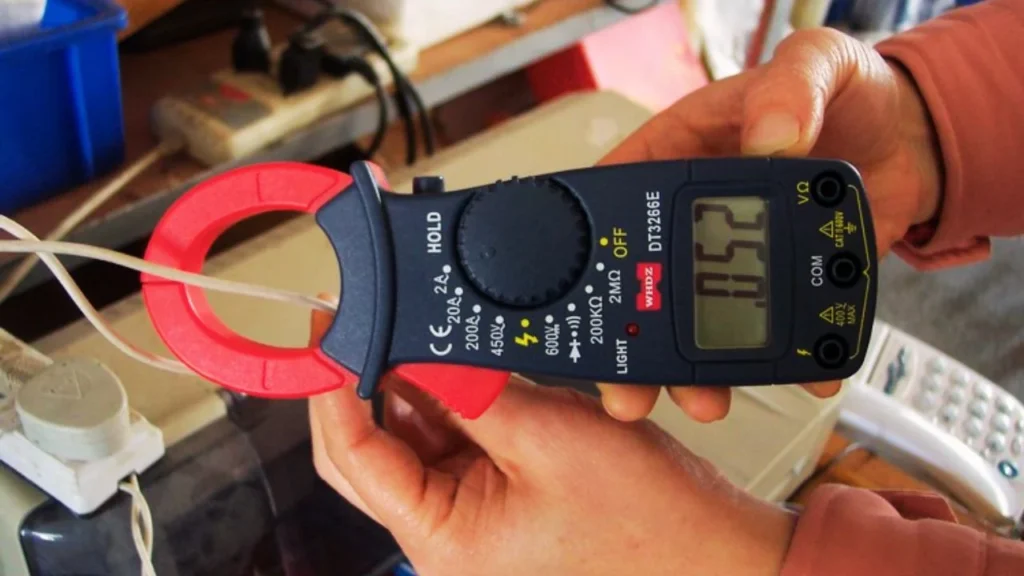 How to measure amps in a circuit with a clamp multimeter